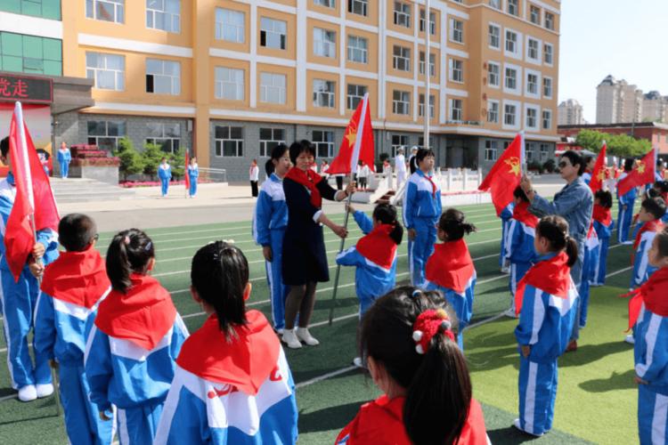 吉林油田钻井小学还通过举行"百年礼赞 红领巾心向党"新队员入队仪式