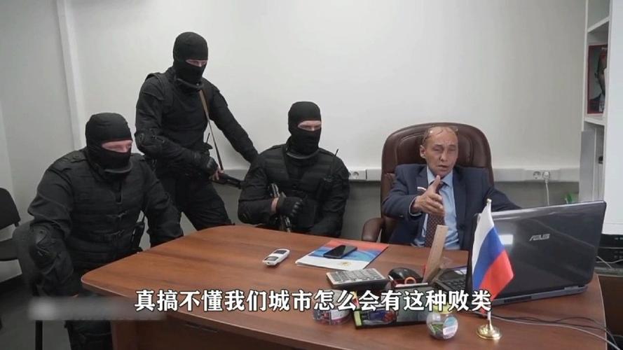 俄罗斯硬核警长对付小偷有一手,哈哈看完之后你会感慨一句不愧是我