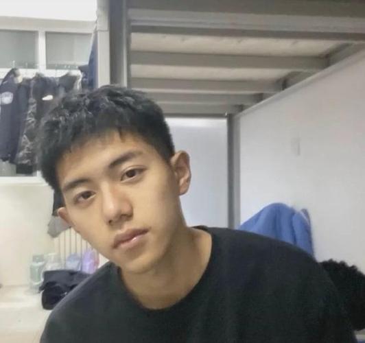 长相干净阳光的鲜肉帅哥,有一种平易近人的邻家小哥哥