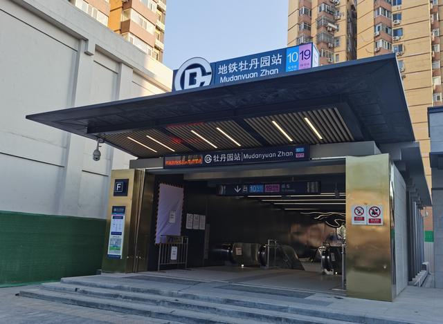 北京市区最快地铁19号线一期通车新宫到牡丹园只需24分钟