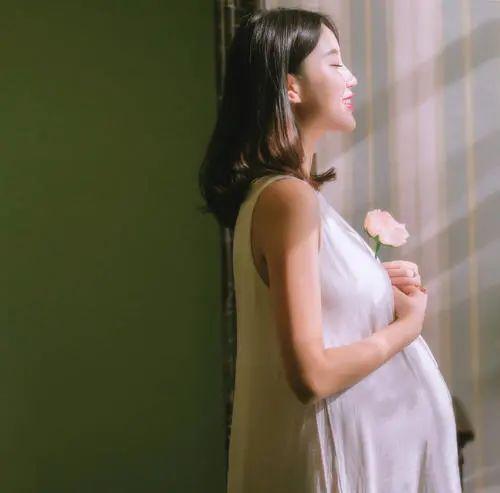 朋友圈晒出孕妇照,却被亲戚纷纷排斥:你咋不穿多点,不知检点