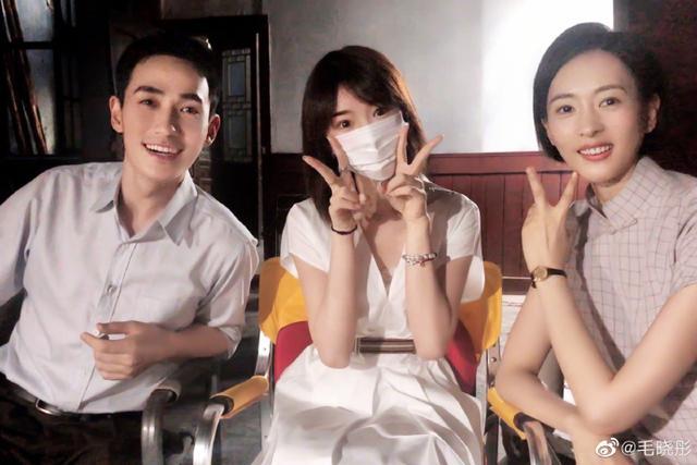 毛晓彤开心晒合照,朱一龙笑得很呆萌,35岁童瑶美艳依旧