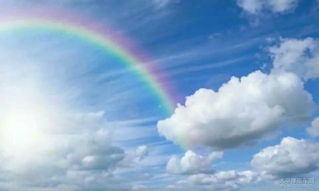 暴风雨过后,阳光穿透云彩,彩虹挂在天