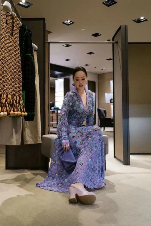 章小蕙身材才有女人味白衬衫配泼墨裙同框校花曾黎更贵气