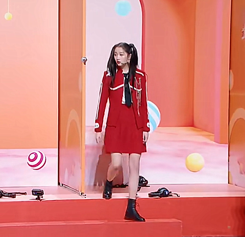 关晓彤的"蛇形坐姿"火了,众人纷纷模仿,发现只有瘦子才能做到