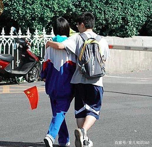 校长设计"防早恋"校服火了,家长拍手叫好,网友:这招厉害
