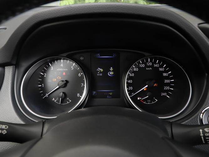 在传统的机械式仪表盘中间,镶嵌了一块5英寸的液晶仪表/引自汽车之家