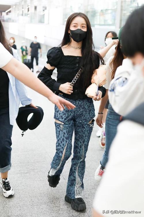 街拍:姜贞羽黑色方领短上衣 豹纹开叉牛仔裤 厚底运动