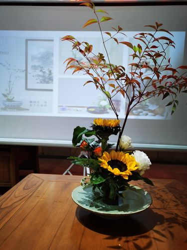 情暖三月,花漾生活!翠屏苑社区开展插花活动