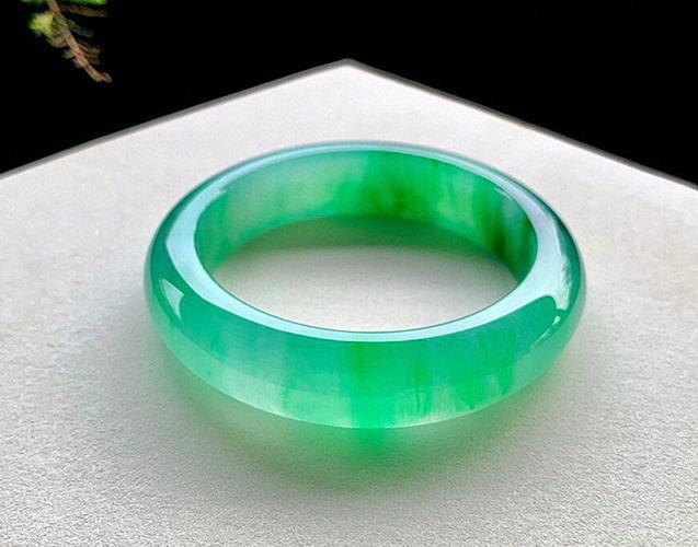 天空蓝玉手镯放漏今天新货价格居然差10倍