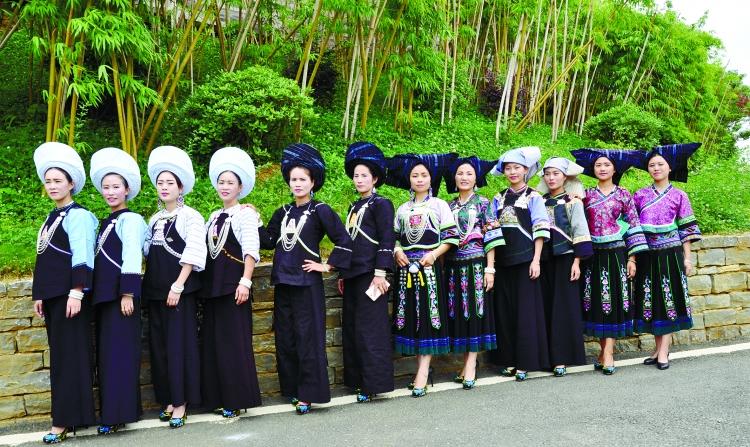 贞丰县多姿多彩的布依族妇女服饰 毛天松 摄