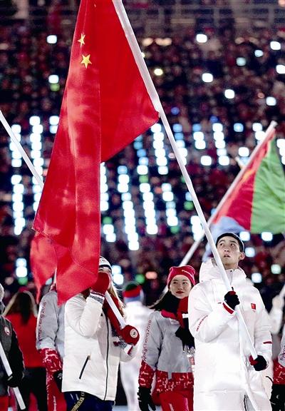 夺得平昌冬奥会短道速滑男子500米金牌的中国运动员武大靖(右)在