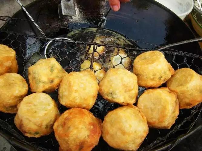  p>油圆是浙江台州的传统特色小吃.