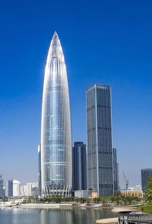 钢钢封顶深圳在建第一高楼城脉金融中心大厦刺破云霄