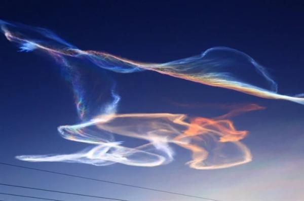 罕见夜光云现日本上空,如仙女编编起舞般美丽