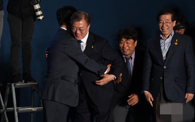 韩国新总统出炉文在寅当选 党内同僚拥抱"献吻"【组图