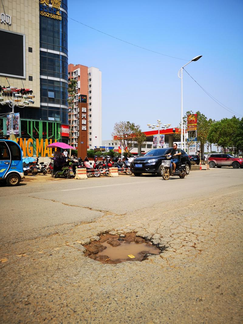 武汉佛祖岭街道流芳路破损痕迹千余个 市民通行都叫骂