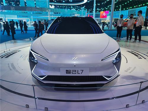 低矮的车头是新款新能源车型的一贯特点,没有了内燃机在车头占据空间