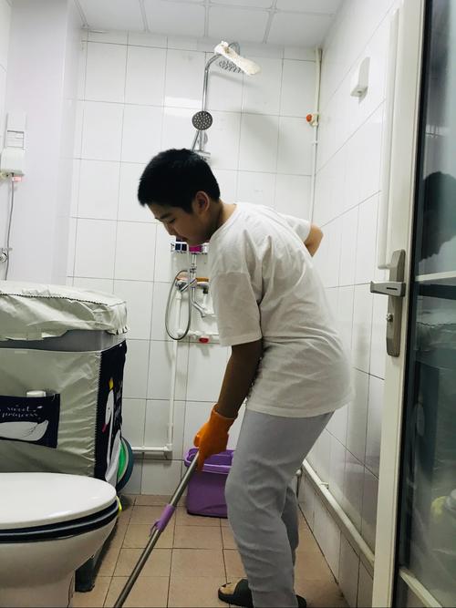 刘之栋打扫家里卫生间