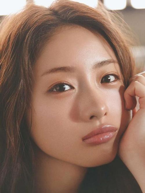 石原里美:三十岁的精致与性感是如何养成的?