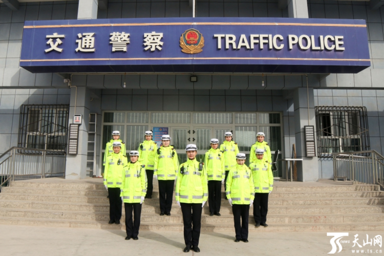 女子交警执勤队 绽放在马路上的"铿锵玫瑰"_图片新闻