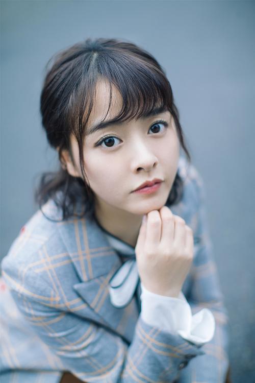 余心恬曝英伦风街头写真,可爱干练神似女侦探