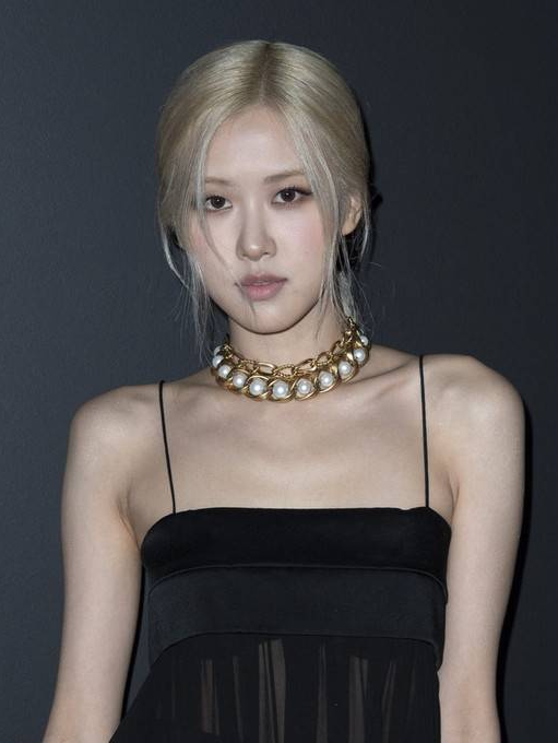 朴彩英一袭黑色吊带纱裙身材性感