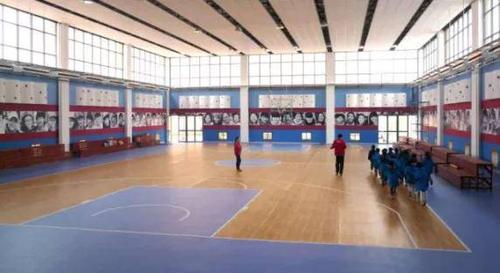 郑州勤礼外语中学的"体育馆迎新文化" 和"厕所文化"