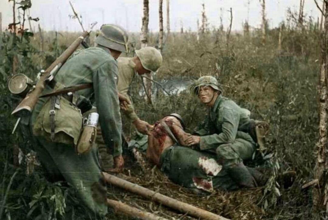 二战老照片:德军士兵被苏联女兵俘虏,无情炮弹击中