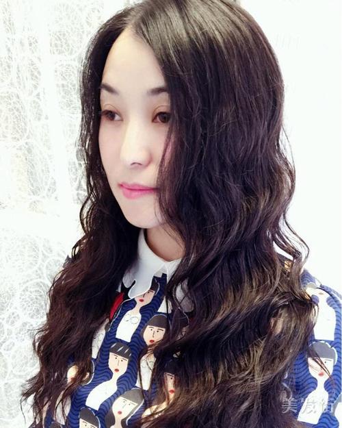 最新中长发烫发发型图片