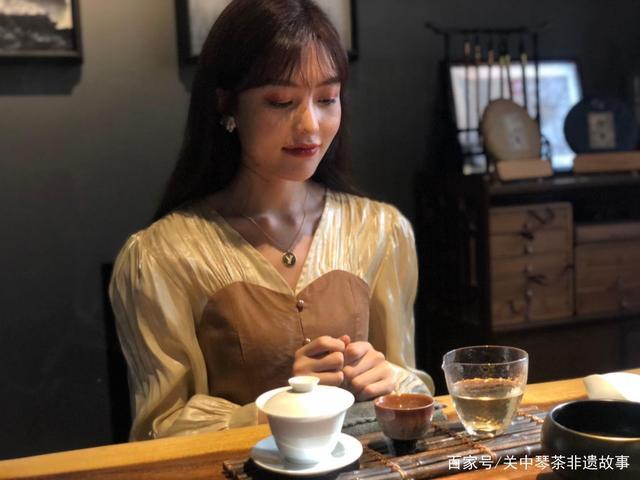 在古巷里,和美女主播喝茶