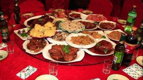 离婚三年,老板结婚请我们喝喜酒,新娘转身后,我泪流满面