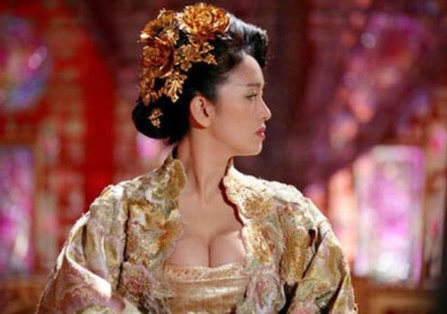 柳岩泳装,白百合泳装,李小璐泳装,她们都输给了最后一