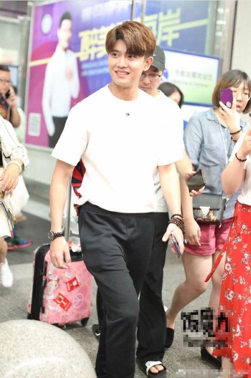 任嘉伦不过穿了件白色短袖,气场大变潮味十足,被抓拍也是帅到炸!