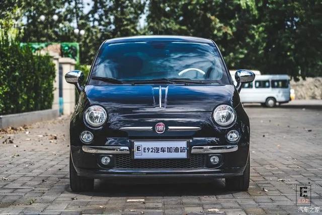 正脸看过去一个萌萌哒的小车,看着有一种趴着的小青蛙的感觉,意大利人