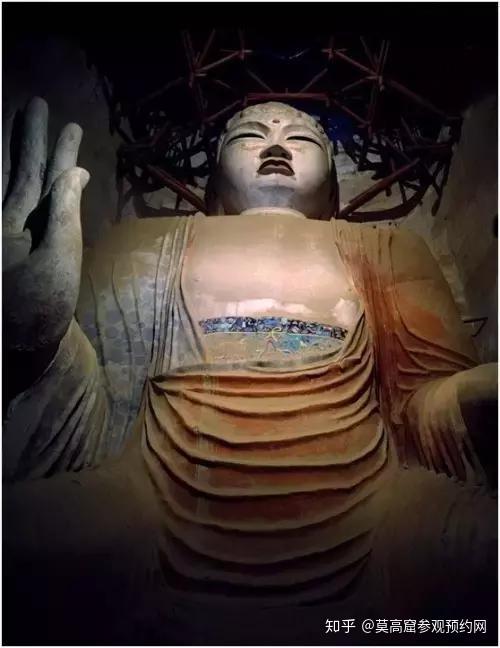 莫高窟第96窟,大佛高35.5米,两膝间宽度为12米,是莫高窟的第一大佛