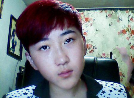 男生瓜子脸 浓眉毛 樱桃嘴 大眼睛双眼皮 鼻梁不算高