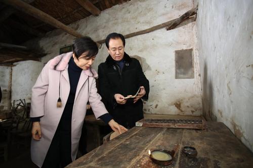 许家印与妻子丁玉梅在老家堂屋