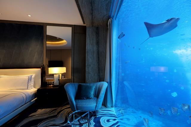 到底是穷游三亚还是住一晚58888的亚特兰蒂斯海底套房度个假