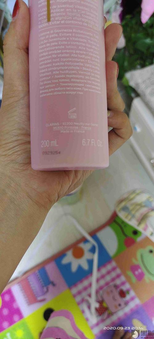 三月份买的娇韵诗粉水,一直没开封放在阴凉处,后发现有沉淀物