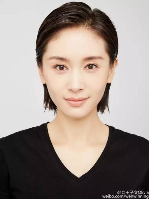 短发证件照也拍的神采奕奕. || 江疏影-剪了短发才知道原来这么会穿