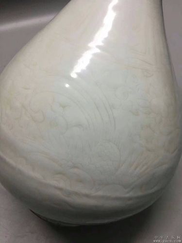 元代枢府窑卵白釉刻凤纹玉壶春瓶