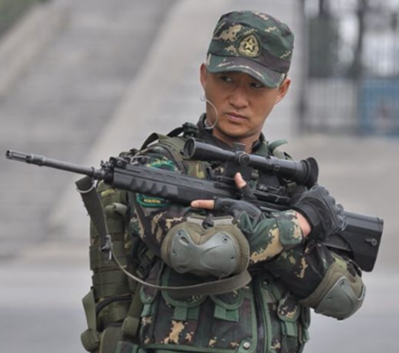 吴京经典"军装照",看到最后一图后,网友:这才是军人的