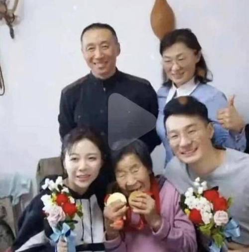 任子威晒一家五口合照,娇妻罕见露面,果然越爱妻子的男人越幸运_王慧