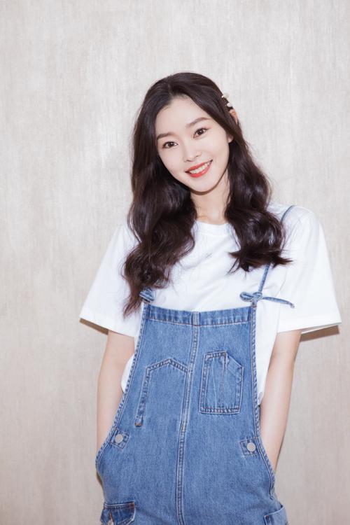 简介:宋轶甜美元气写真图片,分享一组宋轶图片给大家,图中的明星图片