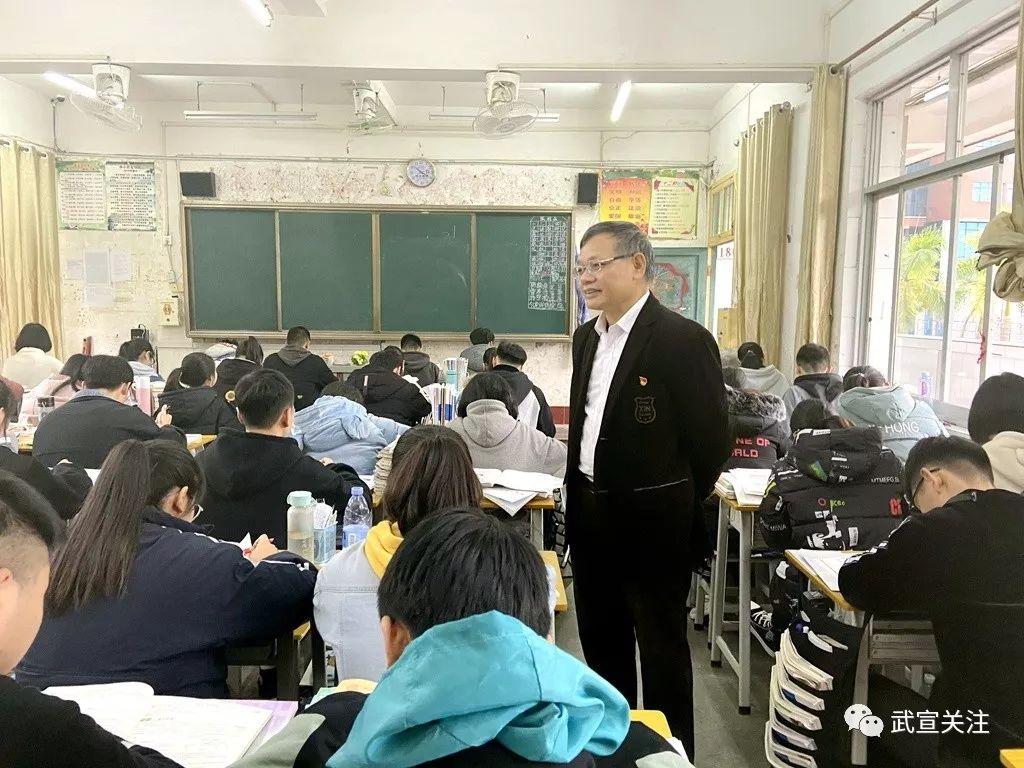 桃李争艳满园春记武宣县中学校长黄振辉