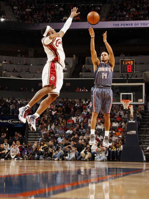 组图:詹姆斯信心爆棚打ok手势 皇帝新绝招出炉