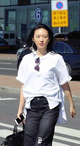 童瑶婚后真是素气很多,在家素颜配t恤,穿衣风格太孩子