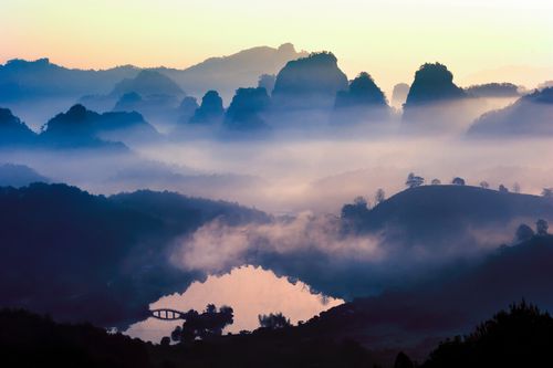 晨曦中摄于福建武夷山三才峰