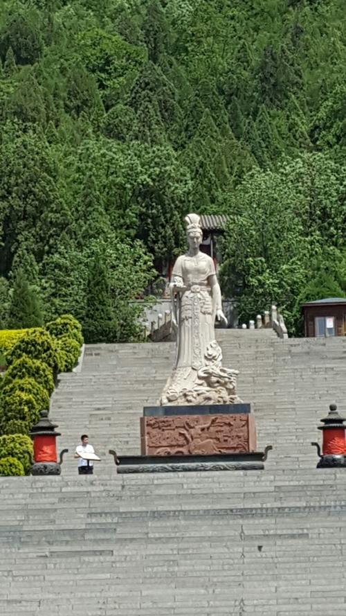 女娲石雕像
